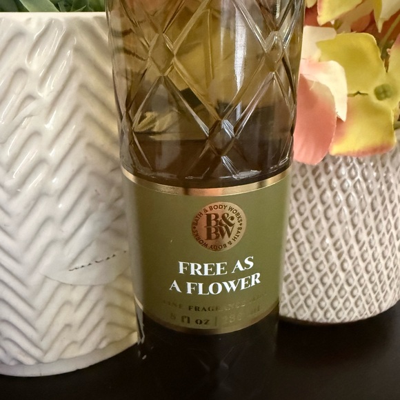 🆕🪷 BATH & BODY WORKS LIMITED EDITION “FREE AS A FLOWER“ FINE FRAGRANCE MIST. NEW - Picture 3 of 7